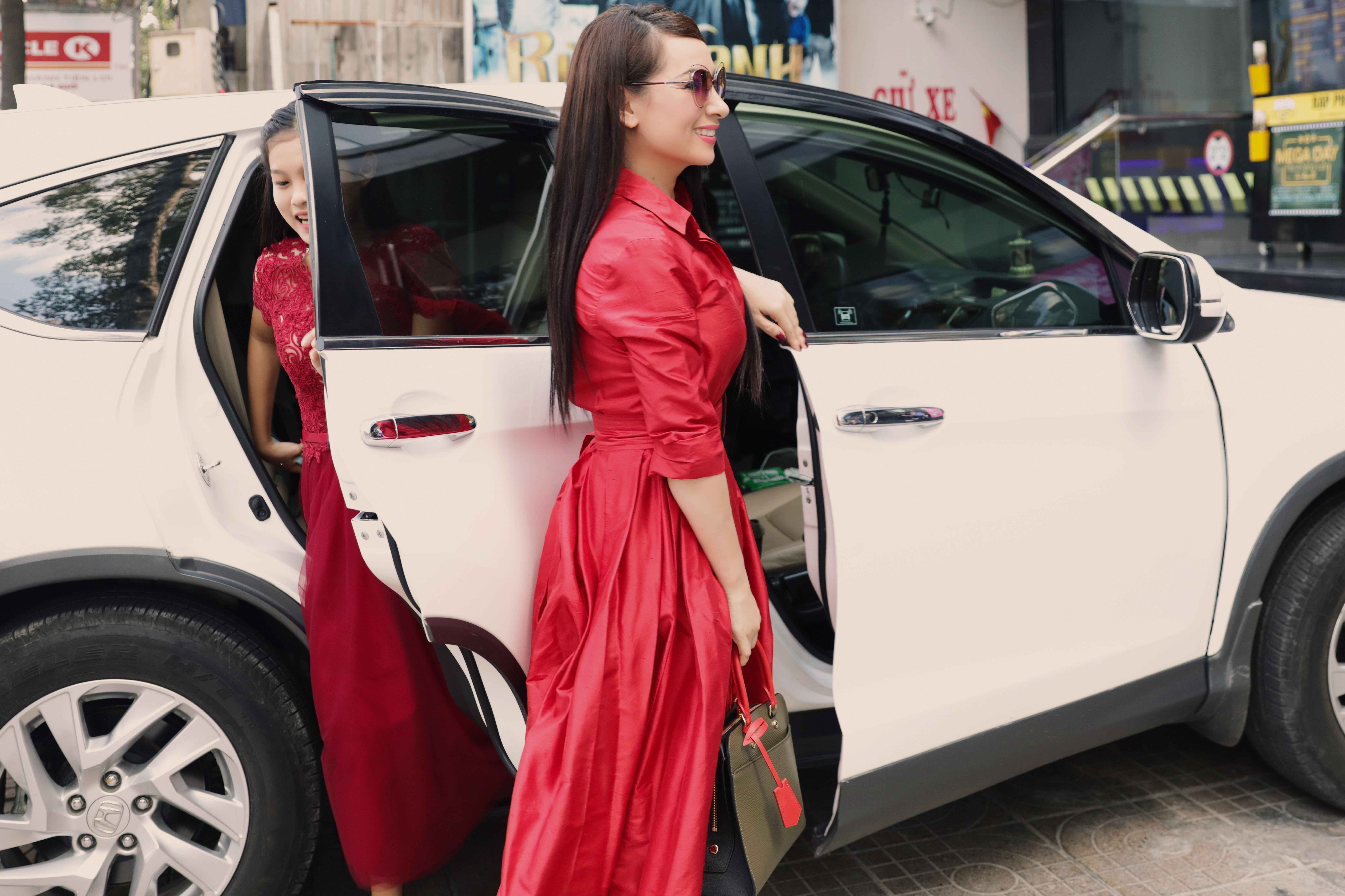 Phi Nhung diện cây hàng hiệu đỏ rực, dắt tay con gái nuôi đi làm giám khảo - Ảnh 1. Phi Nhung diện cây hàng hiệu đỏ rực, dắt tay con gái nuôi đi làm giám khảo - Ảnh 1.