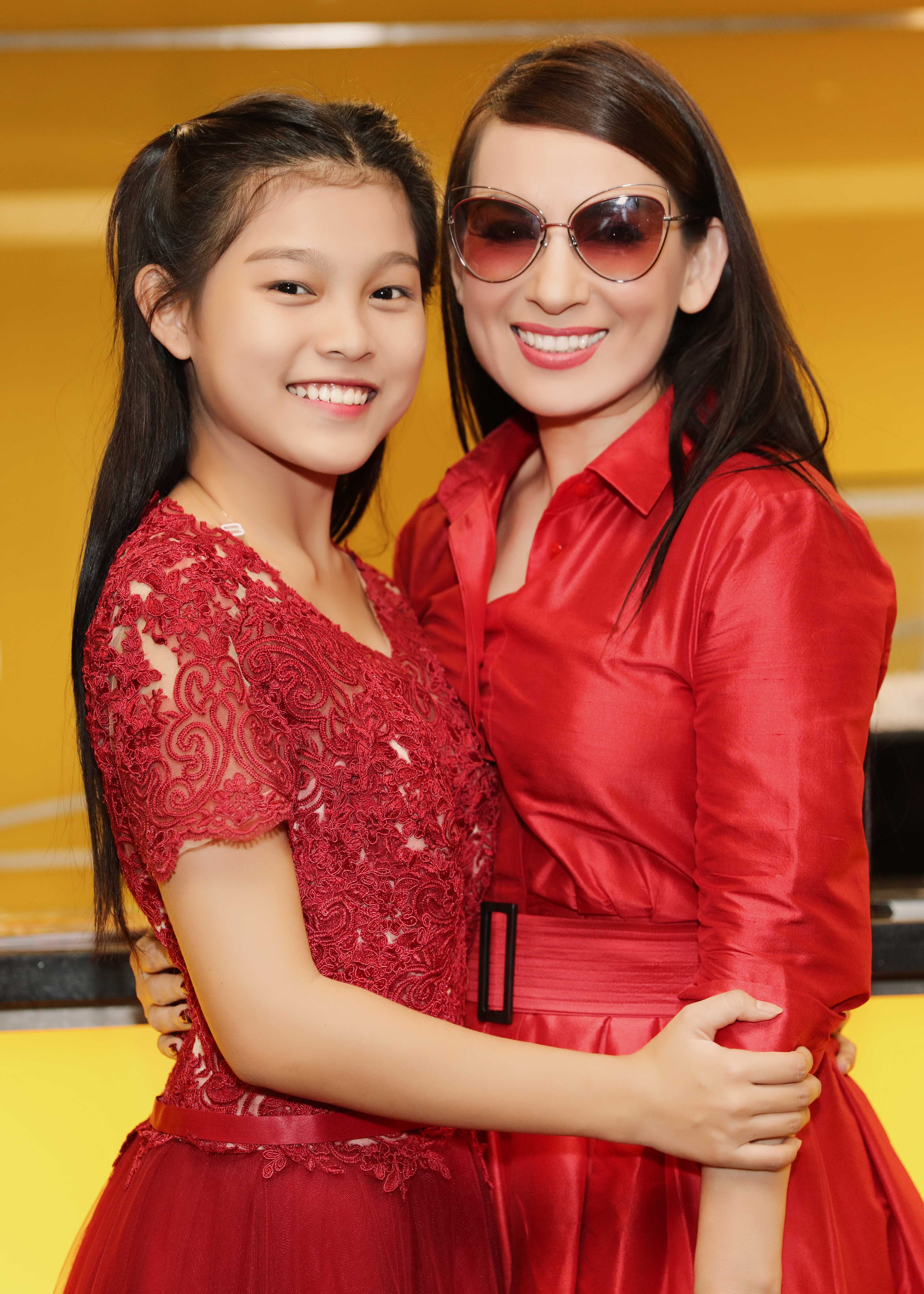 Phi Nhung diện cây hàng hiệu đỏ rực, dắt tay con gái nuôi đi làm giám khảo - Ảnh 3. Phi Nhung diện cây hàng hiệu đỏ rực, dắt tay con gái nuôi đi làm giám khảo - Ảnh 3.