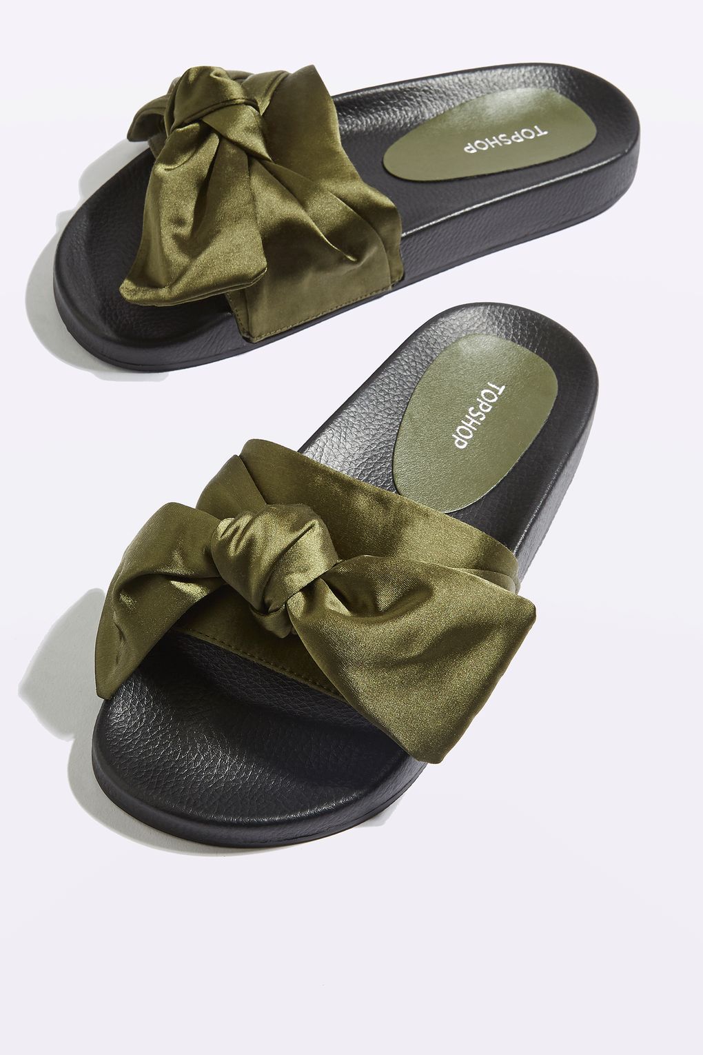 Xu hướng giày dép 2017: Thời đại của những thiết kế bánh bèo thắt nơ - Ảnh 6. Xu hướng giày dép 2017: Thời đại của những thiết kế bánh bèo thắt nơ - Ảnh 6.