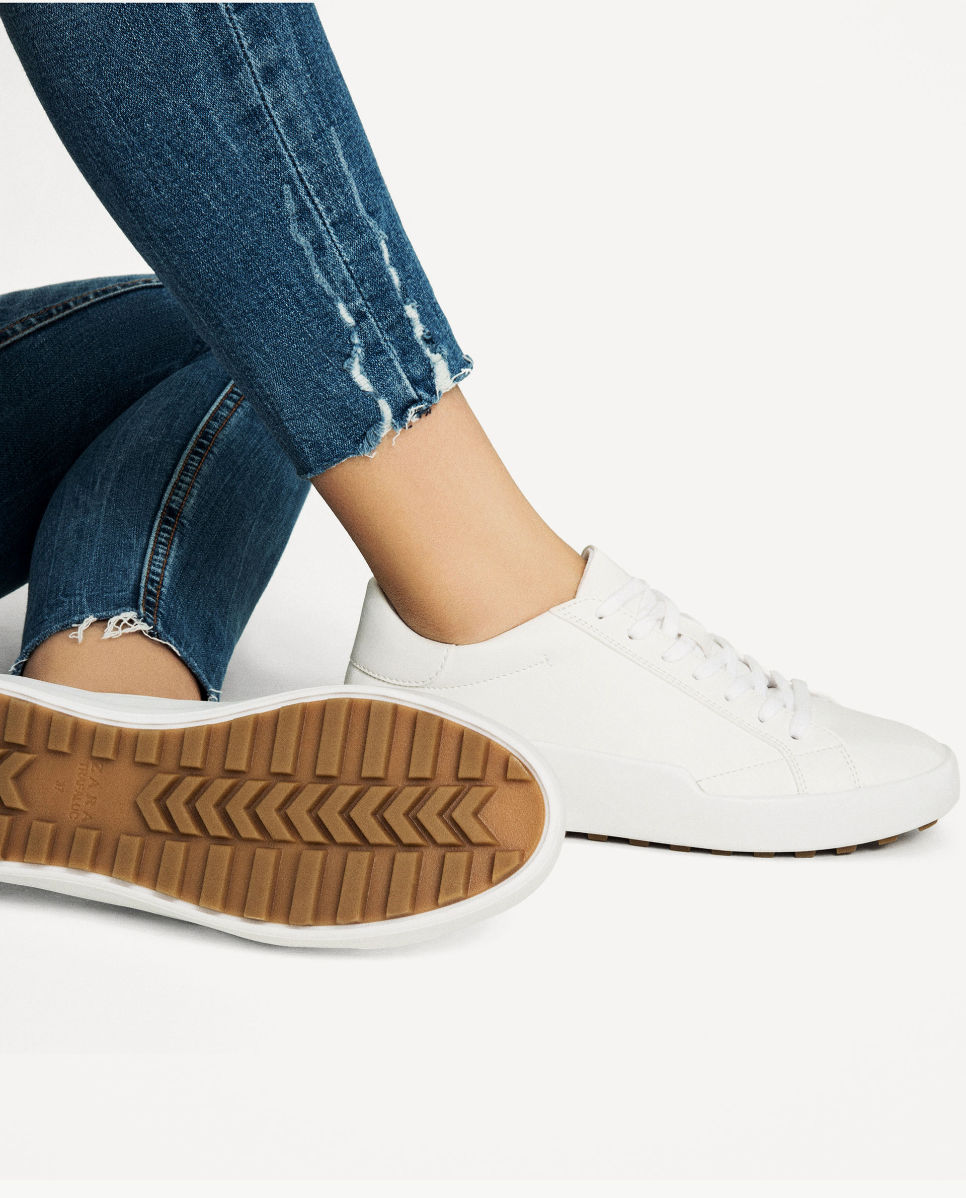 Loạt thương hiệu bình dân đã tung ra nhiều mẫu giày thể thao trắng cho các nàng tha hồ lựa chọn - Ảnh 1. Loạt thương hiệu bình dân đã tung ra nhiều mẫu giày thể thao trắng cho các nàng tha hồ lựa chọn - Ảnh 1.