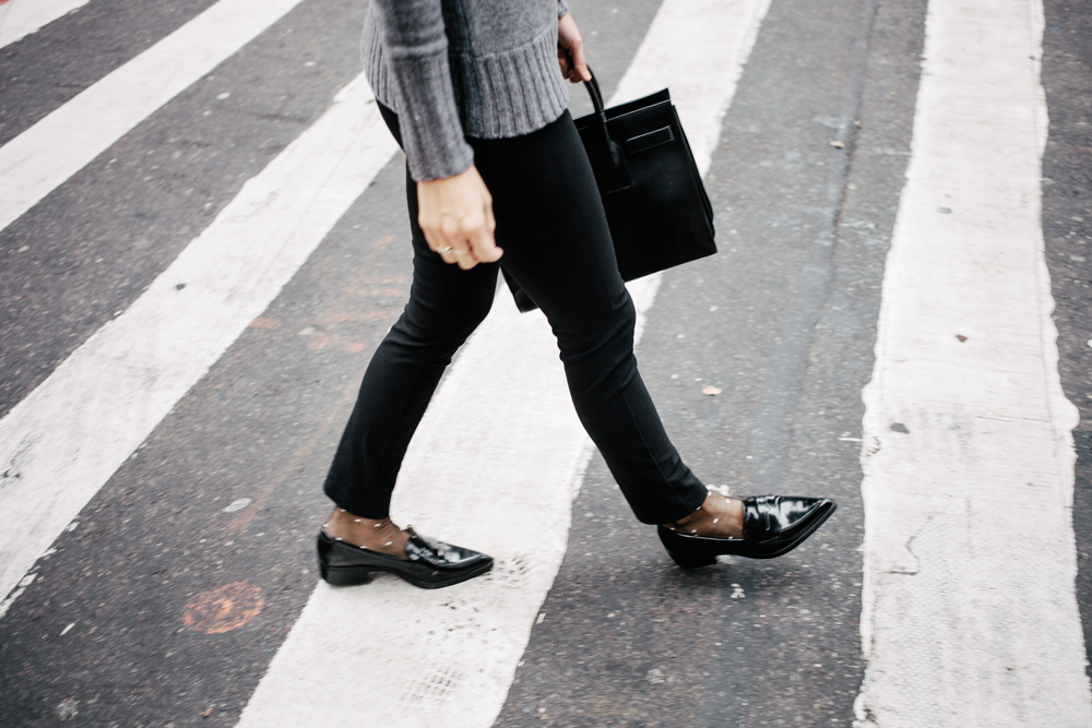 Tạm gác cao gót sang bên, đây mới là 5 mẫu giày/dép bệt bạn cần quan tâm nhất lúc này - Ảnh 7. Tạm gác cao gót sang bên, đây mới là 5 mẫu giày/dép bệt bạn cần quan tâm nhất lúc này - Ảnh 7.