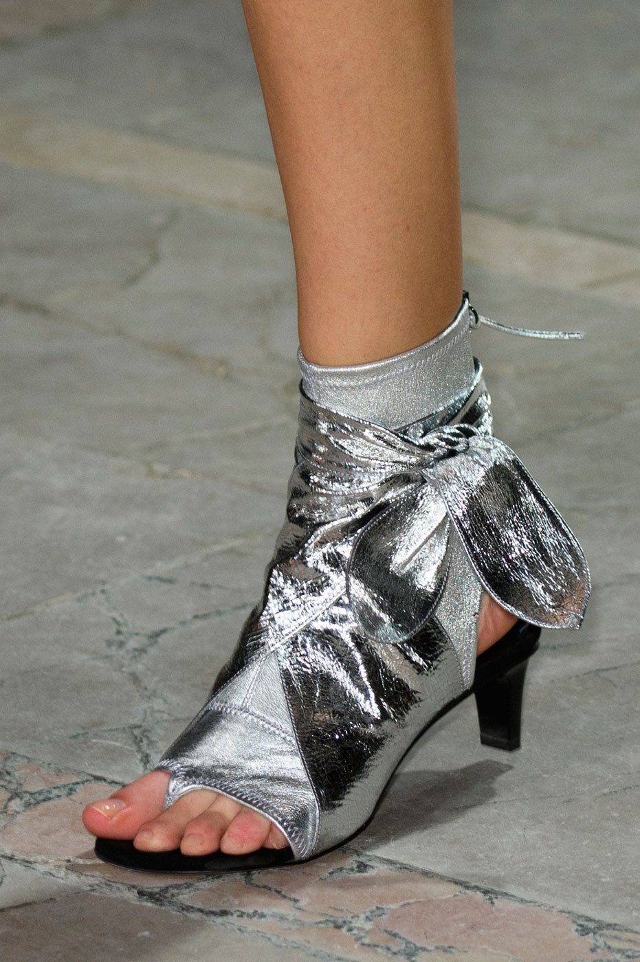 Xu hướng giày dép 2017: Thời đại của những thiết kế bánh bèo thắt nơ - Ảnh 8. Xu hướng giày dép 2017: Thời đại của những thiết kế bánh bèo thắt nơ - Ảnh 8.