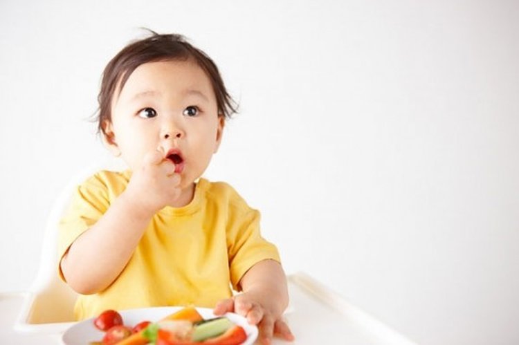 Trẻ vừa ăn vừa chơi nguy hiểm như thế nào?