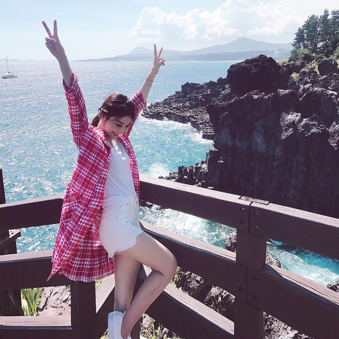 Ngọc Trinh khoe tóc mới trẻ măng, Midu cũng diện một cây đồ teen chẳng kém trong street style tuần này - Ảnh 13. Ngọc Trinh khoe tóc mới trẻ măng, Midu cũng diện một cây đồ teen chẳng kém trong street style tuần này - Ảnh 13.