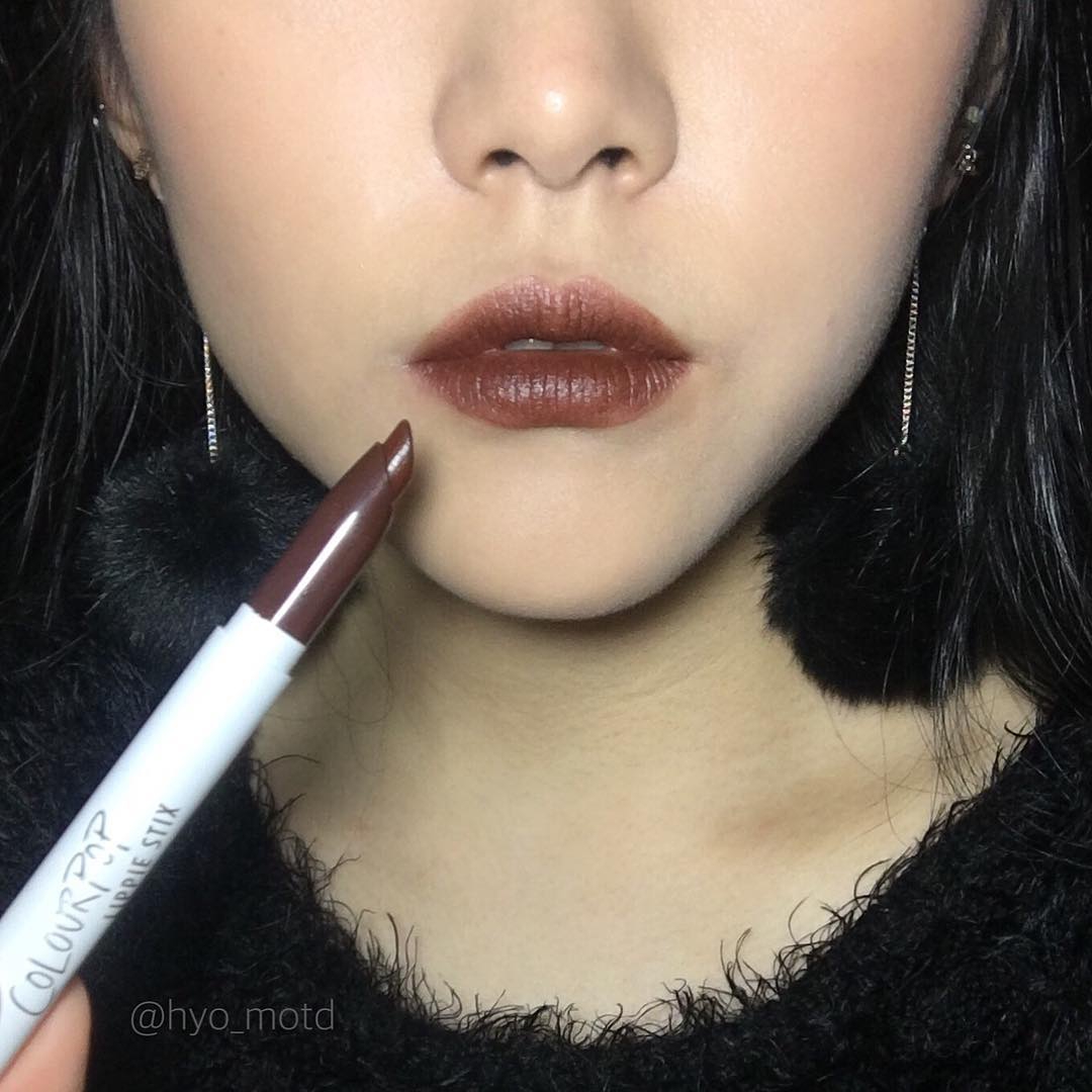 7 cây son trầm tuyệt đẹp: chọn đi làm cũng đẹp, mà đi chơi Halloween lại càng chất - Ảnh 25. 7 cây son trầm tuyệt đẹp: chọn đi làm cũng đẹp, mà đi chơi Halloween lại càng chất - Ảnh 25.