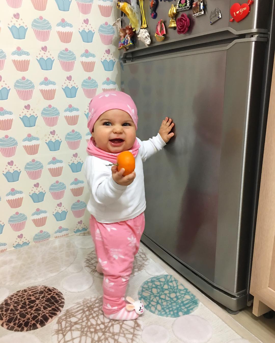 Đưa cho cô bé 9 tháng tuổi 1 hộp mứt và điều bất ngờ đã xảy ra - Ảnh 8. Đưa cho cô bé 9 tháng tuổi 1 hộp mứt và điều bất ngờ đã xảy ra - Ảnh 8.