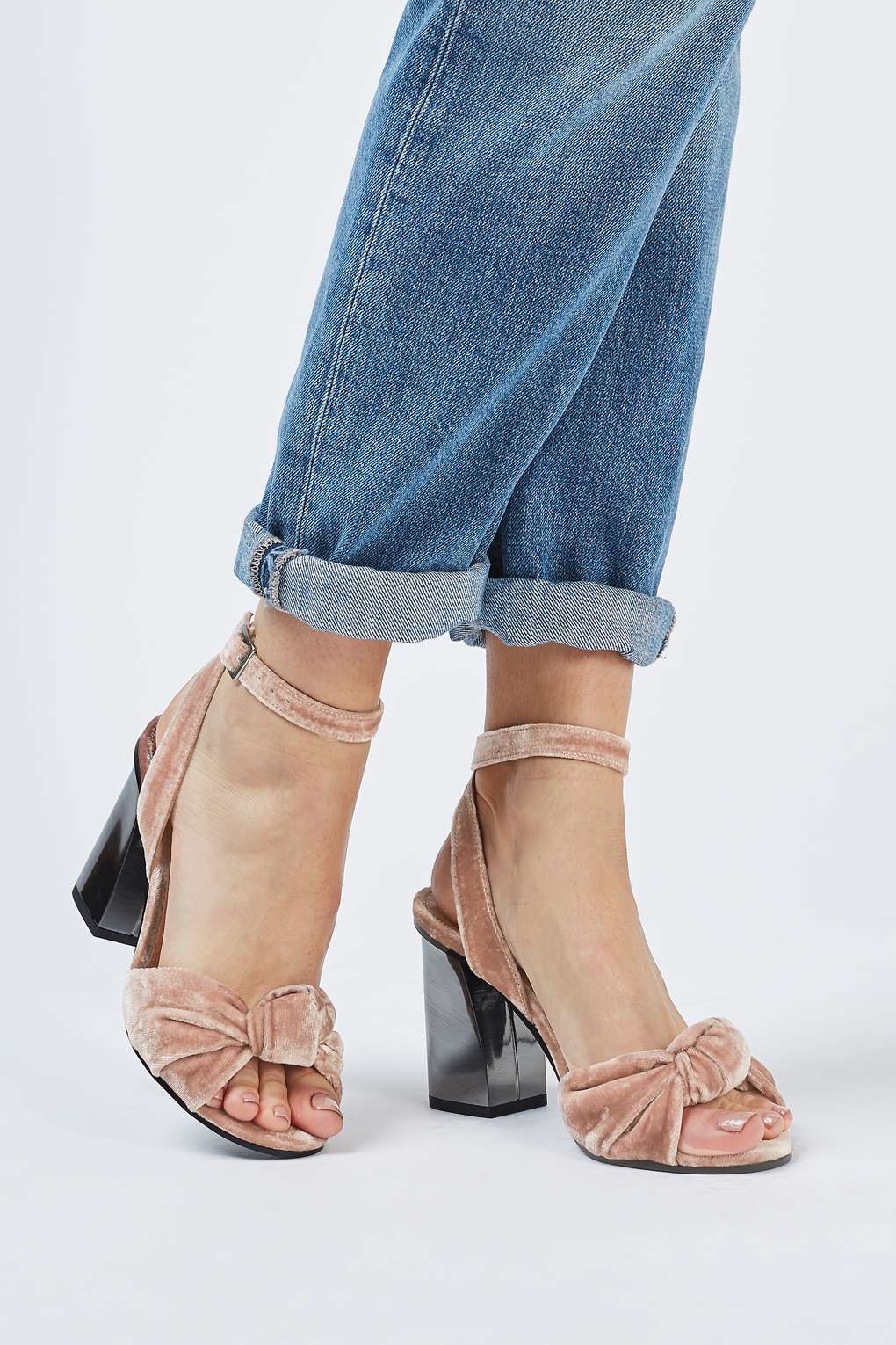 Xu hướng giày dép 2017: Thời đại của những thiết kế bánh bèo thắt nơ - Ảnh 17. Xu hướng giày dép 2017: Thời đại của những thiết kế bánh bèo thắt nơ - Ảnh 17.