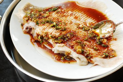 Học người Hàn cách làm món cá hấp thơm nức cực ngon - Ảnh 4