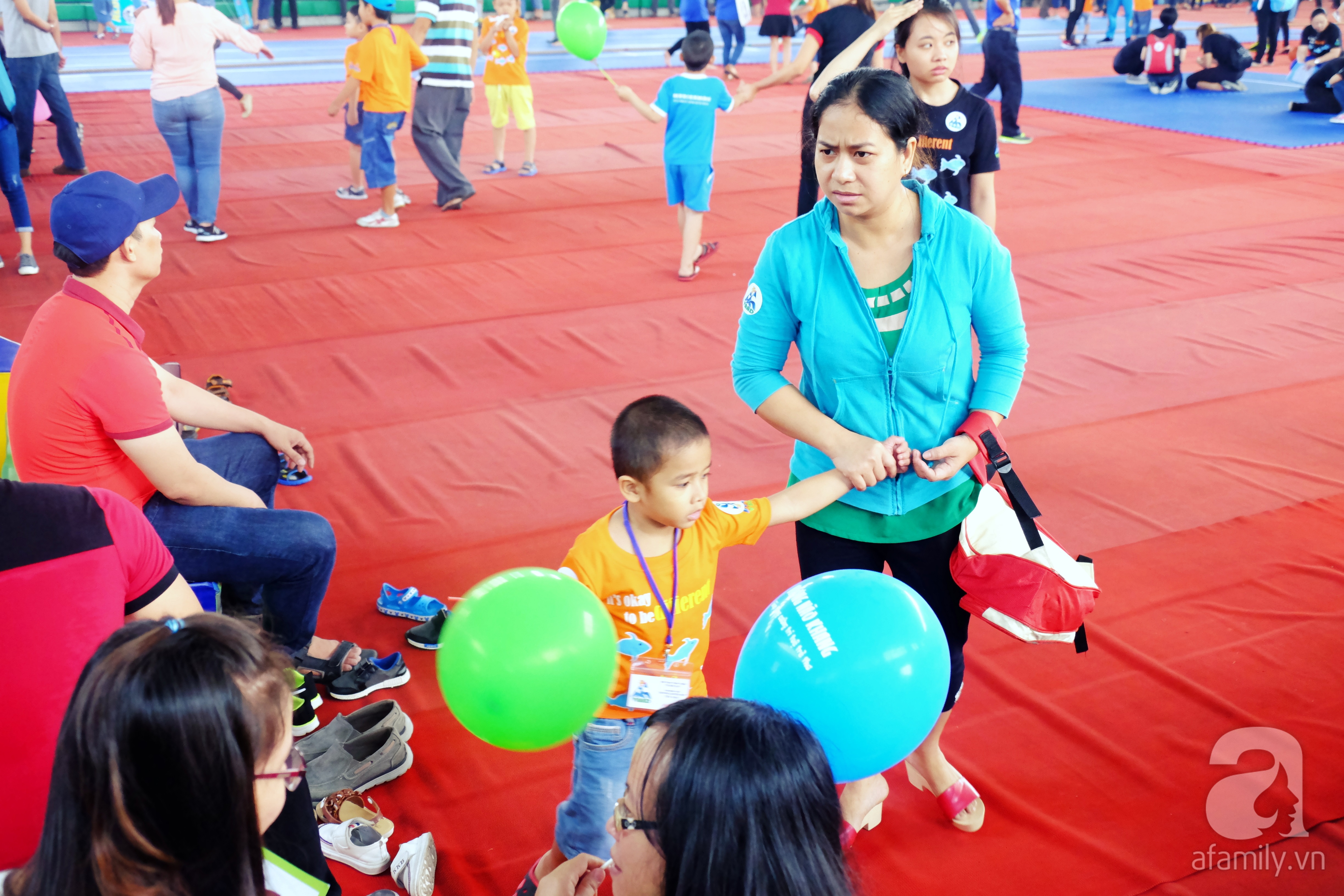 Xúc động cảnh cha mẹ ôm con tự kỷ đi thi kéo co, nhảy xa - Ảnh 1. Xúc động cảnh cha mẹ ôm con tự kỷ đi thi kéo co, nhảy xa - Ảnh 1.