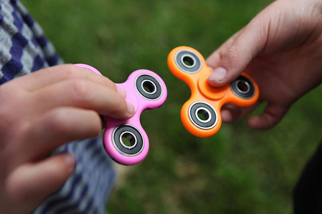 Thêm một trẻ suýt mất tay vì chơi spinner nhưng nhiều bố mẹ vẫn mua cho con món đồ chơi này - Ảnh 6.