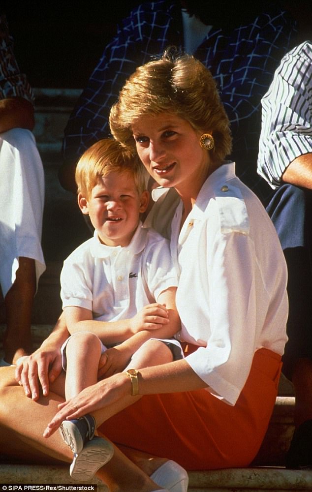 Chỉ với chiếc váy trắng xuyên thấu, Công nương Kate lại được so sánh với mẹ chồng Diana năm nào. - Ảnh 3.