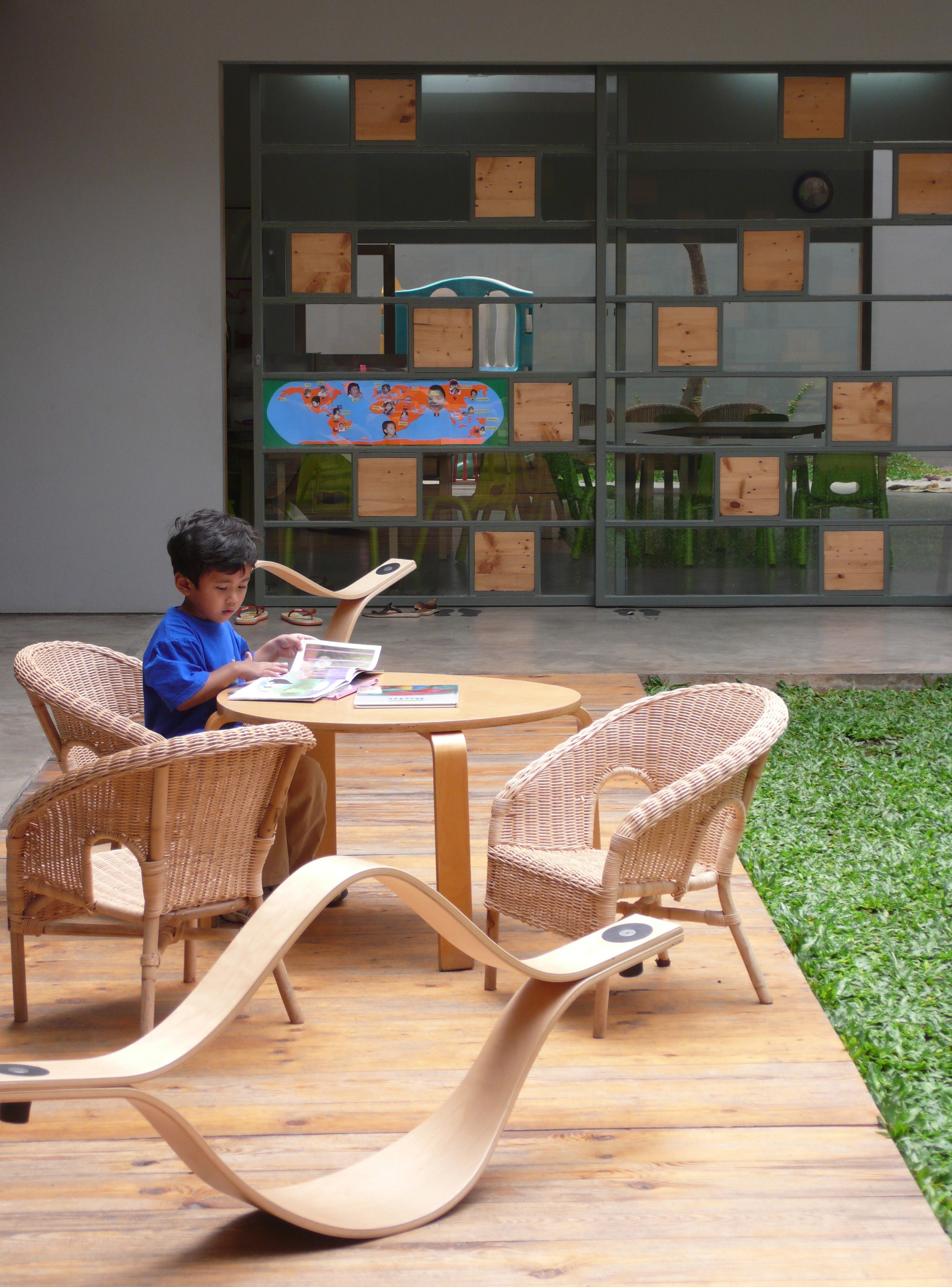 Giữa một khu vực dân cư đông đúc, vẫn có ngôi trường mầm non thoáng rộng và đầy cỏ xanh - Ảnh 15. Giữa một khu vực dân cư đông đúc, vẫn có ngôi trường mầm non thoáng rộng và đầy cỏ xanh - Ảnh 15.