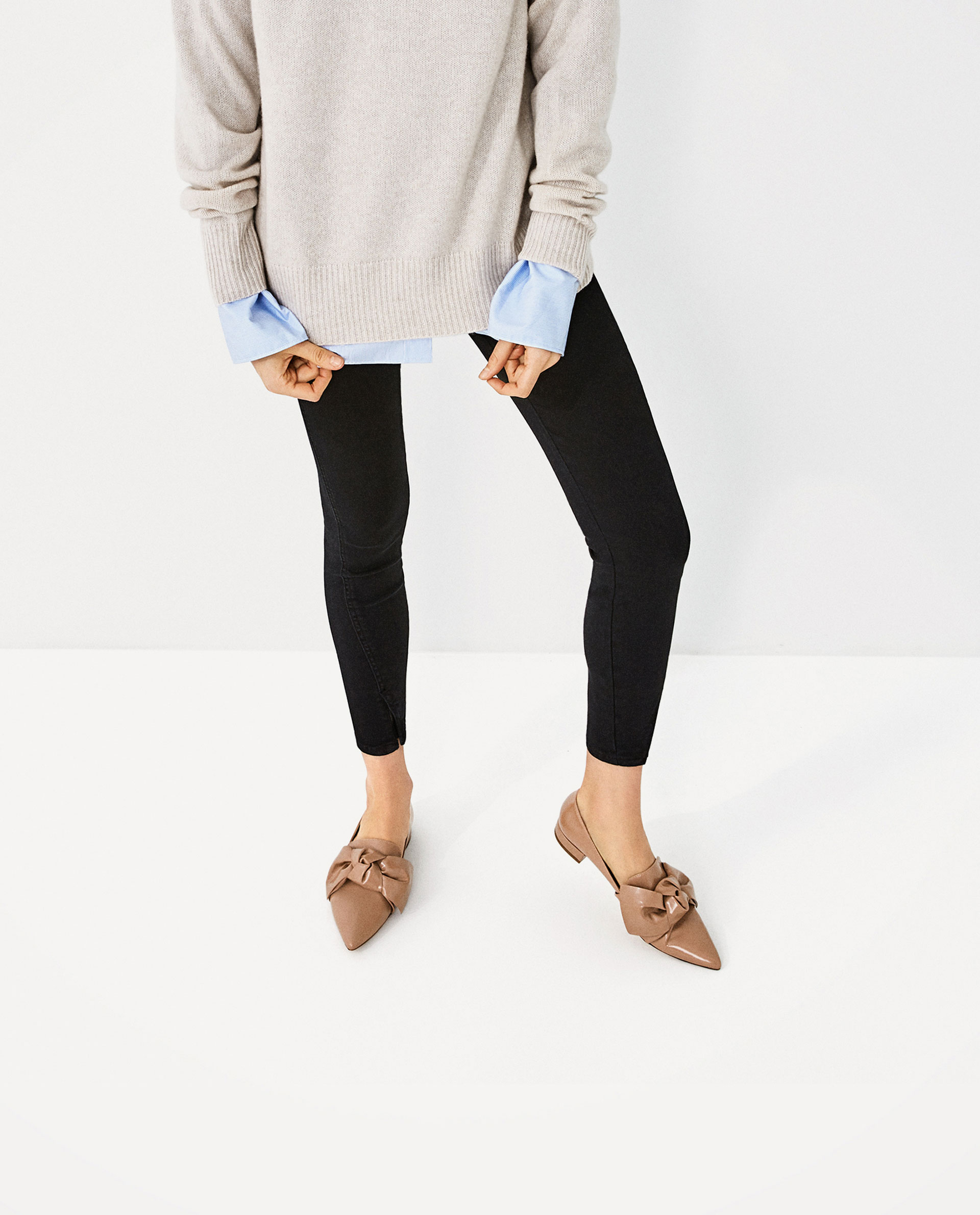 Tạm gác cao gót sang bên, đây mới là 5 mẫu giày/dép bệt bạn cần quan tâm nhất lúc này - Ảnh 19. Tạm gác cao gót sang bên, đây mới là 5 mẫu giày/dép bệt bạn cần quan tâm nhất lúc này - Ảnh 19.