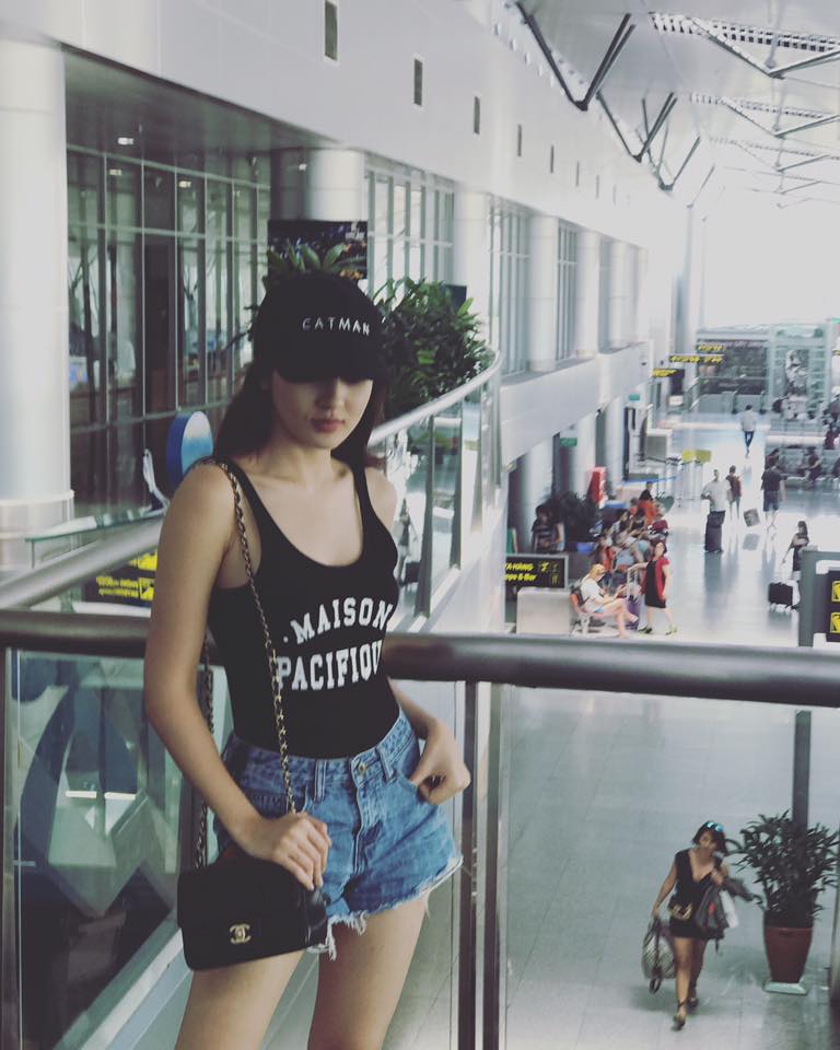 Ngọc Trinh khoe tóc mới trẻ măng, Midu cũng diện một cây đồ teen chẳng kém trong street style tuần này - Ảnh 24. Ngọc Trinh khoe tóc mới trẻ măng, Midu cũng diện một cây đồ teen chẳng kém trong street style tuần này - Ảnh 24.