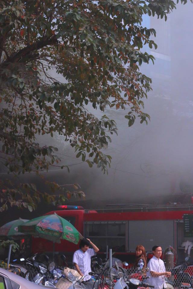 Hà Nội: Cháy lớn ở garage ô tô trên đường Ngụy Như Kon Tum, khói đen bốc lên nghi ngút, từ xa cũng nhìn thấy - Ảnh 12.