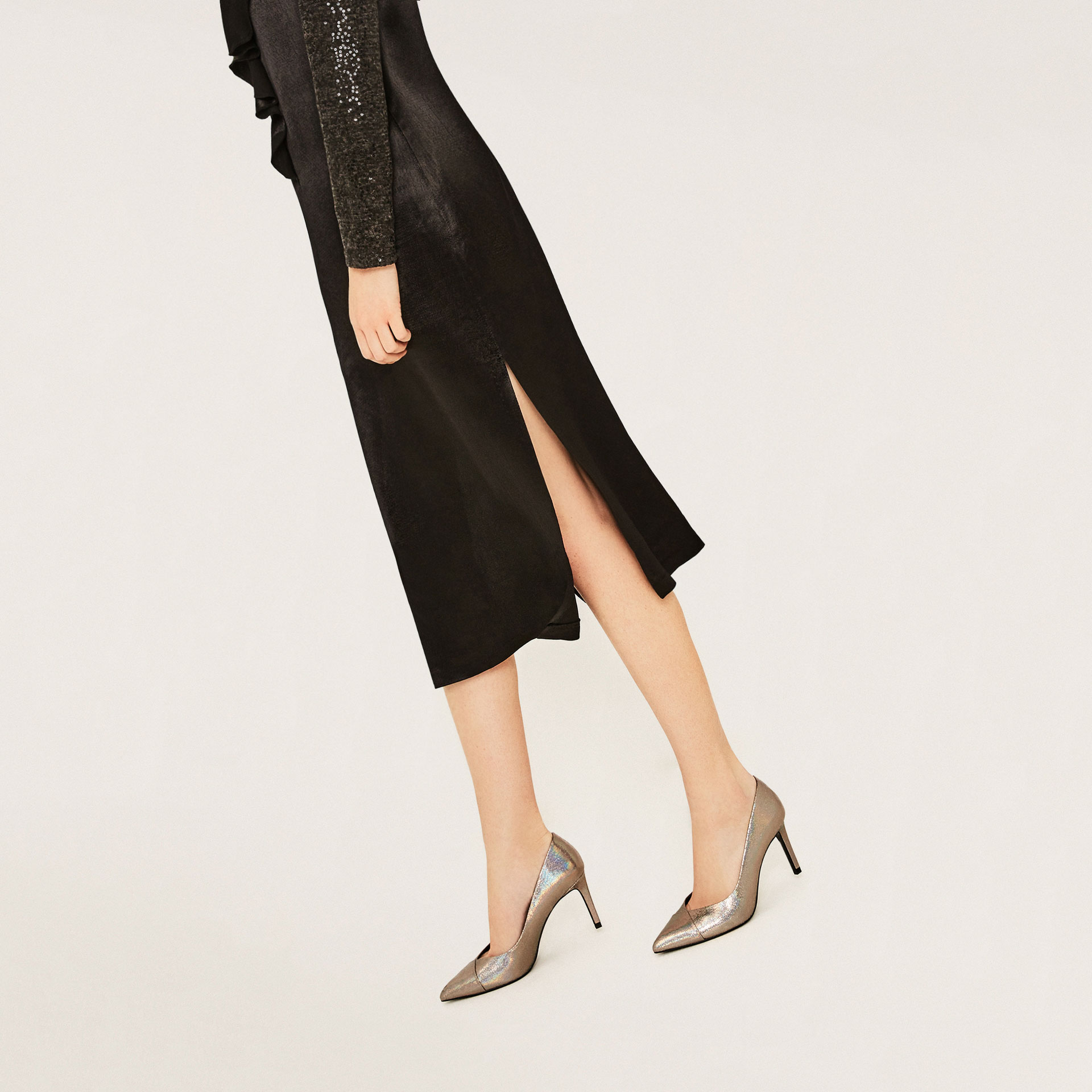 4 tuyệt chiêu giúp bạn chinh phục giày ánh kim trong mọi hoàn cảnh - Ảnh 2. 4 tuyệt chiêu giúp bạn chinh phục giày ánh kim trong mọi hoàn cảnh - Ảnh 2.