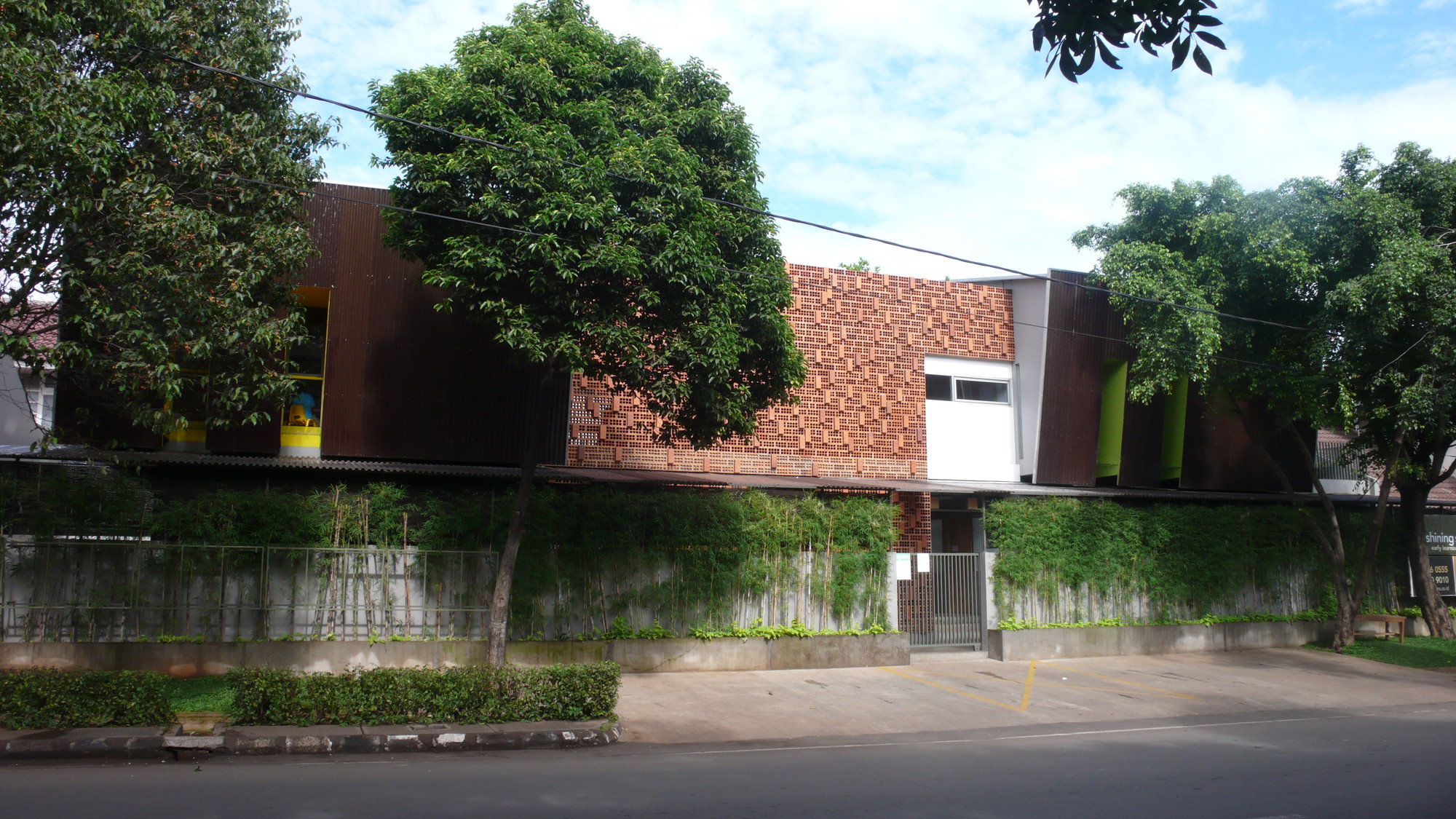 Giữa một khu vực dân cư đông đúc, vẫn có ngôi trường mầm non thoáng rộng và đầy cỏ xanh - Ảnh 5. Giữa một khu vực dân cư đông đúc, vẫn có ngôi trường mầm non thoáng rộng và đầy cỏ xanh - Ảnh 5.