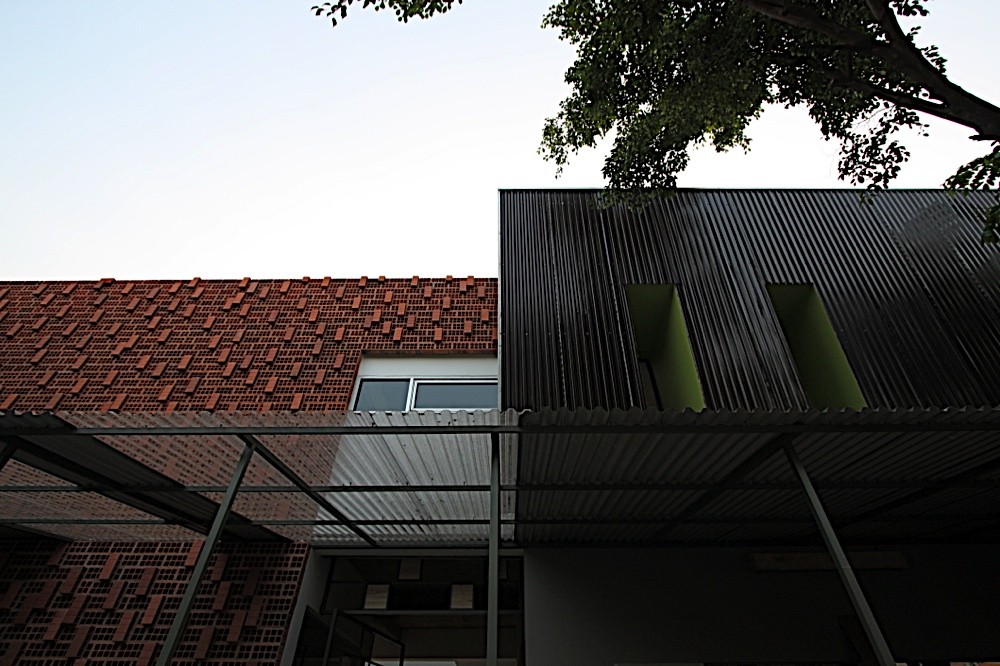 Giữa một khu vực dân cư đông đúc, vẫn có ngôi trường mầm non thoáng rộng và đầy cỏ xanh - Ảnh 4. Giữa một khu vực dân cư đông đúc, vẫn có ngôi trường mầm non thoáng rộng và đầy cỏ xanh - Ảnh 4.