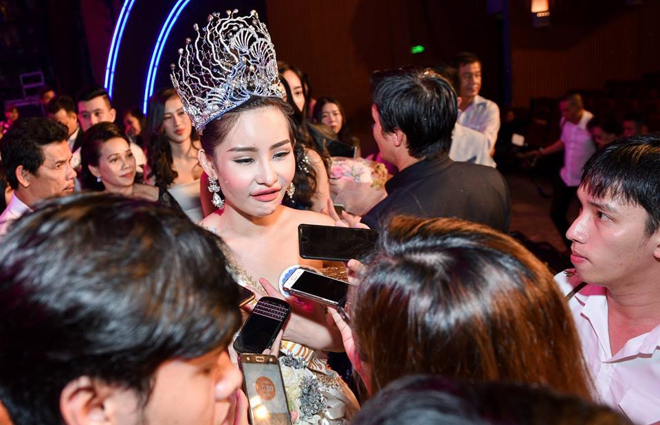 Thừa nhận đã tháo mũi giả, nhưng còn đôi môi căng phồng khác lạ của HH Ngân Anh tại đêm chung kết thì sao! - Ảnh 5. Thừa nhận đã tháo mũi giả, nhưng còn đôi môi căng phồng khác lạ của HH Ngân Anh tại đêm chung kết thì sao! - Ảnh 5.