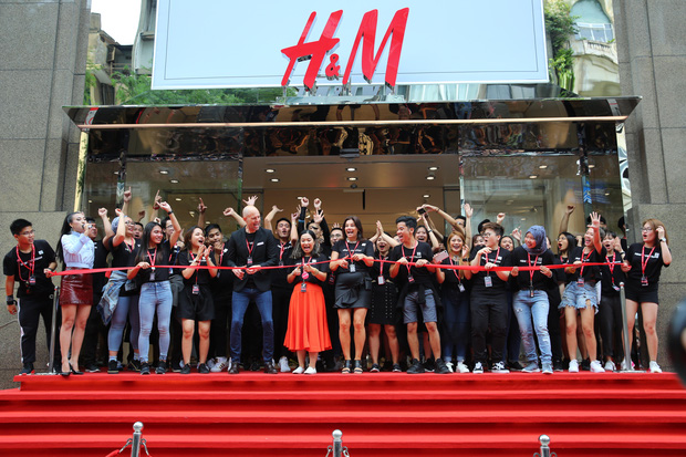 H&M Việt Nam đã chính thức mở cửa đón khách, đông tới nỗi bên ngoài kẹt cứng, bên trong loạn lạc - Ảnh 20.