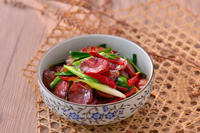 Lạp xưởng dư sau Tết, chế biến ngay 2 món cực ngon cơm! - Ảnh 3. Lạp xưởng dư sau Tết, chế biến ngay 2 món cực ngon cơm! - Ảnh 3.