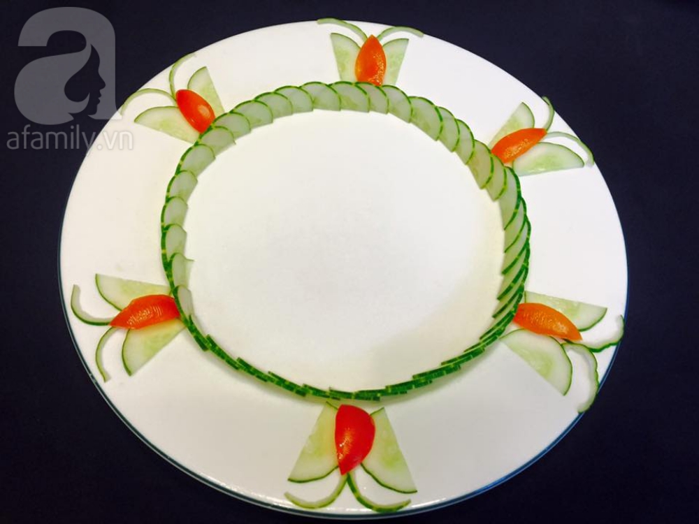 Chỉ với cà chua và dưa chuột bạn đã có thể trang trí đĩa ăn cực bắt mắt - Ảnh 5. Chỉ với cà chua và dưa chuột bạn đã có thể trang trí đĩa ăn cực bắt mắt - Ảnh 5.