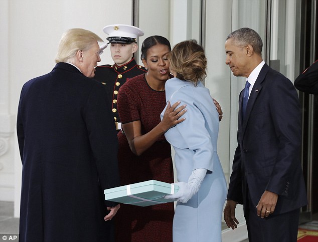 Đây chính là ánh mắt “gây bão” của bà Obama khi nhận được quà từ tay vợ Tổng thống Trump - Ảnh 2.
