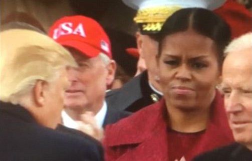 Đây chính là ánh mắt “gây bão” của bà Obama khi nhận được quà từ tay vợ Tổng thống Trump - Ảnh 7.