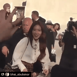 Liu Wen diện đồ chất hơn hẳn Park Shin Hye tại show Chanel Xuân/Hè 2018 - Ảnh 3.