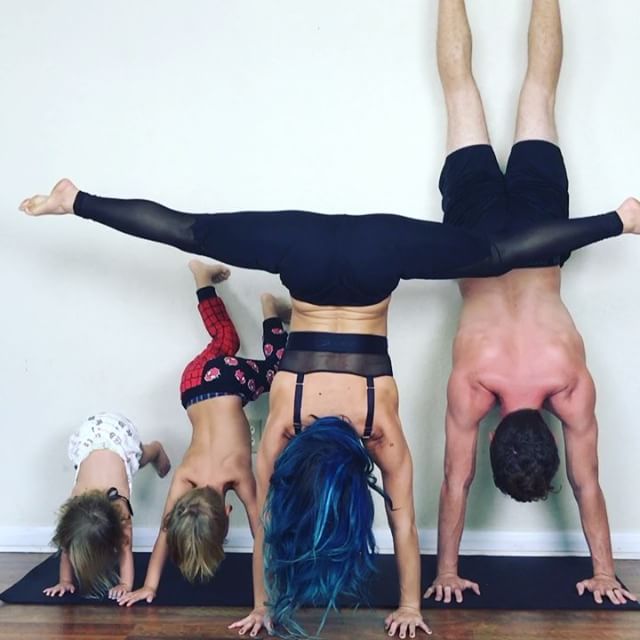 Ngẩn ngơ ngắm bộ ảnh 3 mẹ con cùng tập yoga đang gây bão Instagram - Ảnh 3.