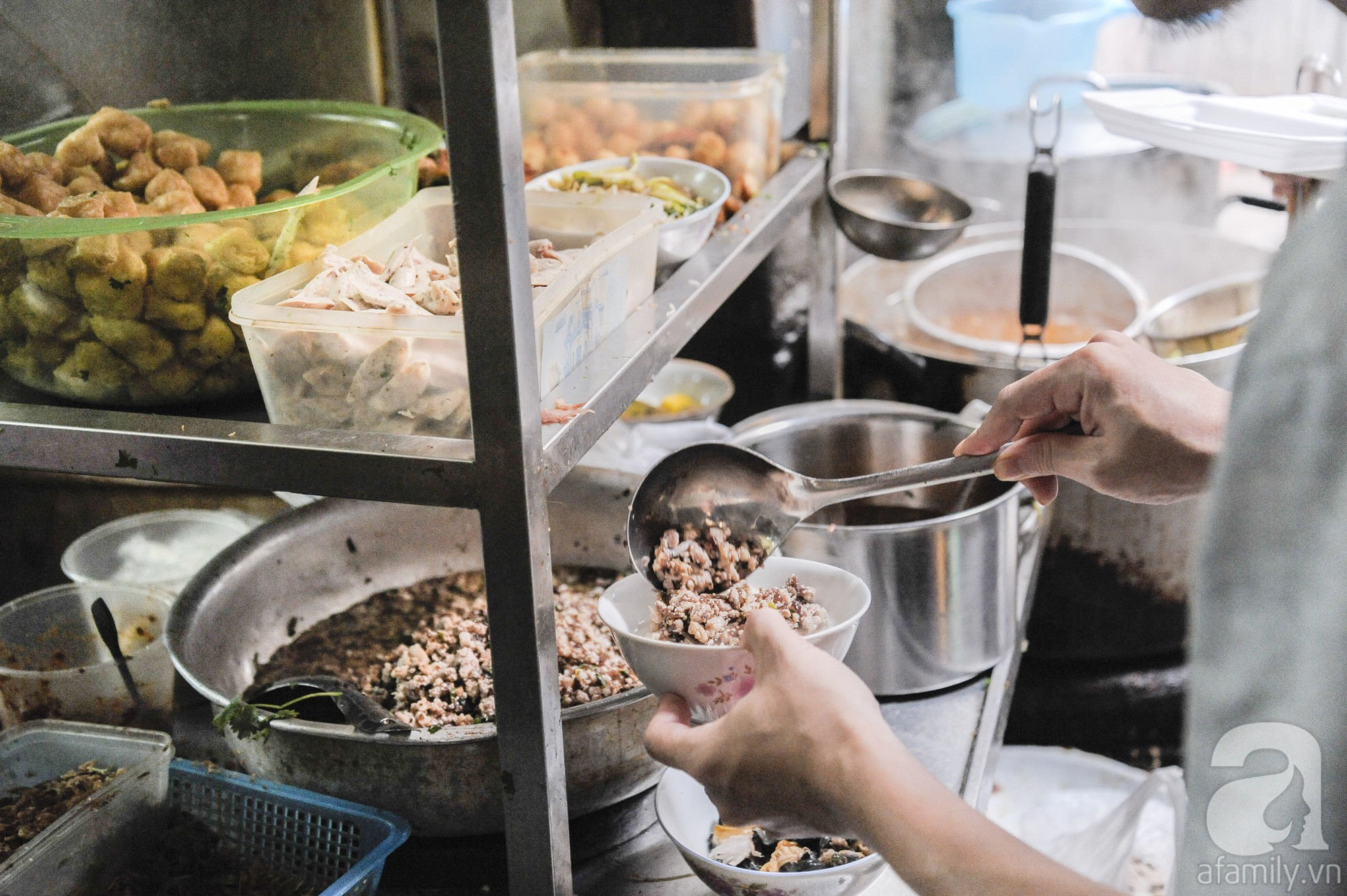 4 quán bánh đúc nóng nhắc đến tên đã thấy ngon ở Hà Nội, nhân lúc trời lạnh bạn nên thử ngay - Ảnh 4. 4 quán bánh đúc nóng nhắc đến tên đã thấy ngon ở Hà Nội, nhân lúc trời lạnh bạn nên thử ngay - Ảnh 4.