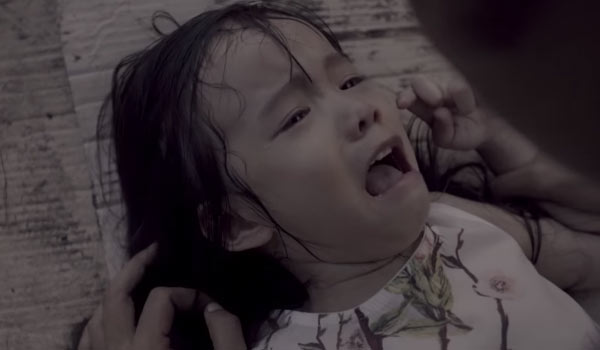 Người mẹ tưởng tượng việc con mình bị kẻ lạ mặt xâm hại. Người mẹ tưởng tượng việc con mình bị kẻ lạ mặt xâm hại.