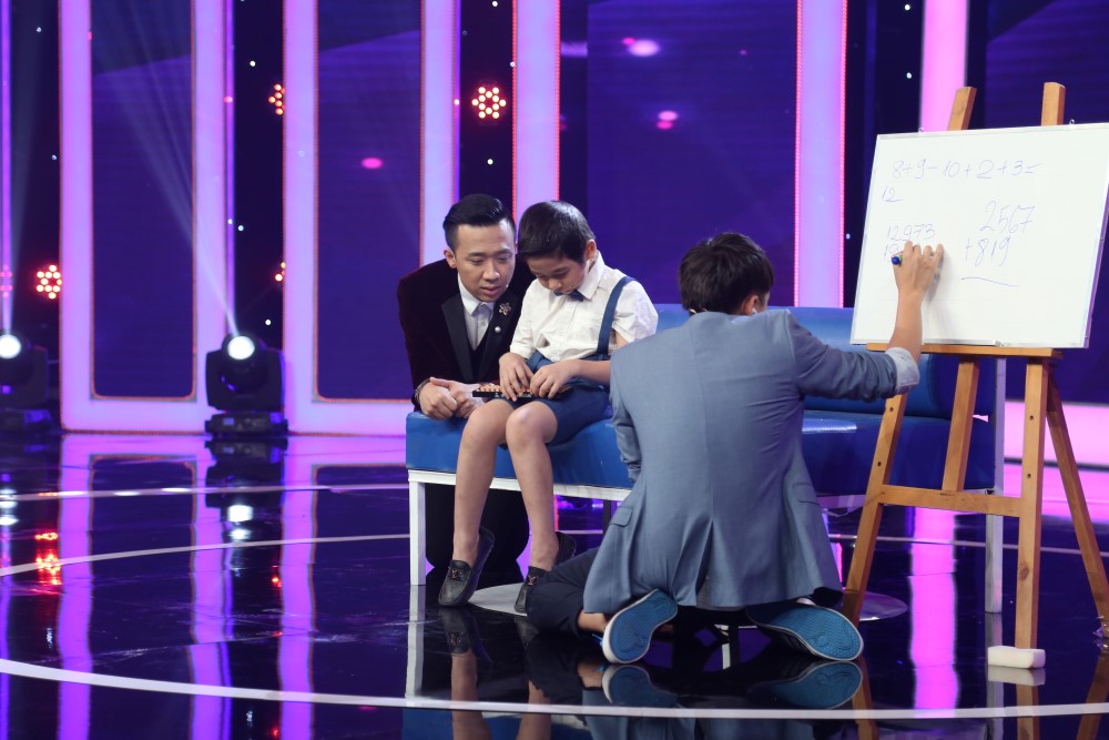 Ai cũng choáng váng trước tài tính toán phi thường của cậu bé 6 tuổi - Ảnh 4. Ai cũng choáng váng trước tài tính toán phi thường của cậu bé 6 tuổi - Ảnh 4.