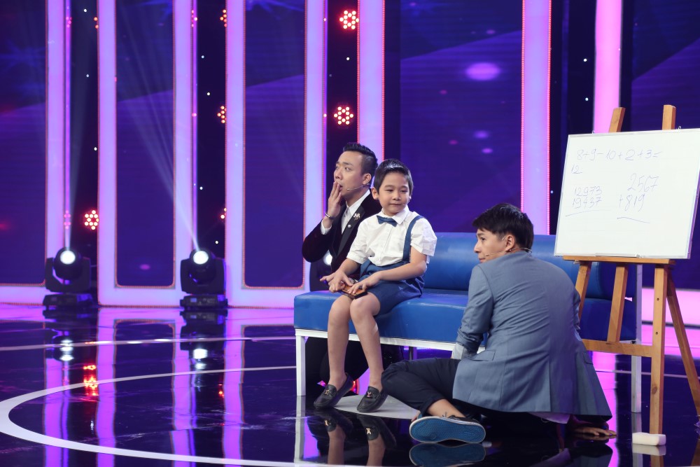 Ai cũng choáng váng trước tài tính toán phi thường của cậu bé 6 tuổi - Ảnh 3. Ai cũng choáng váng trước tài tính toán phi thường của cậu bé 6 tuổi - Ảnh 3.