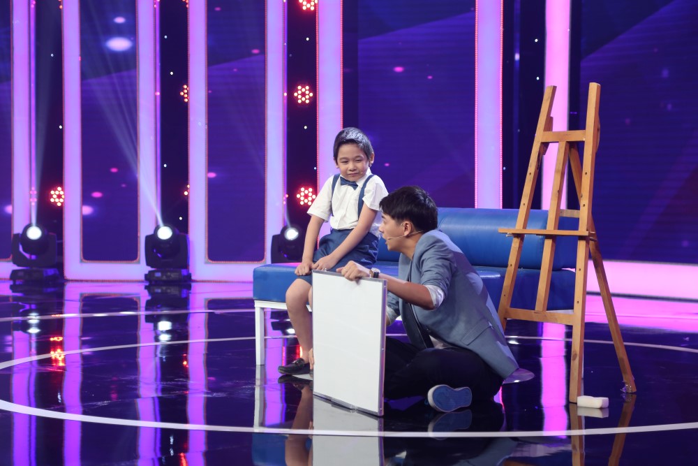 Ai cũng choáng váng trước tài tính toán phi thường của cậu bé 6 tuổi - Ảnh 7. Ai cũng choáng váng trước tài tính toán phi thường của cậu bé 6 tuổi - Ảnh 7.