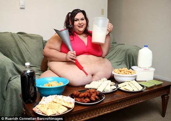 Không thể tin nổi đây là thân hình người phụ nữ từng ăn bằng phễu để trở thành người béo nhất thế giới - Ảnh 3.