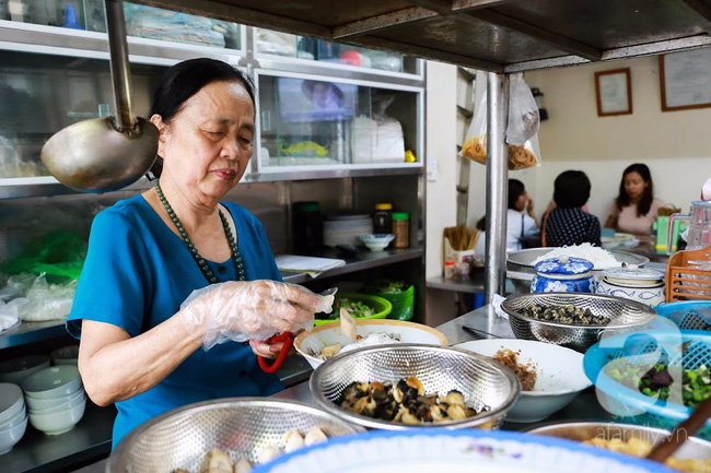 Ngày thảnh thơi, tạt vào ngõ nhỏ ăn bún ốc cổ, nghe chủ quán kể chuyện suýt... đẻ rơi vì mải gánh rong  - Ảnh 3.