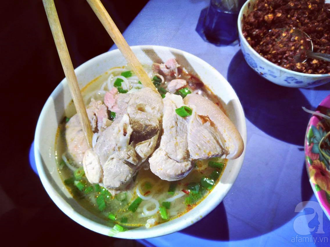 Cố đô và nỗi nhớ thu bé lại trong bát bún bò Huế đêm - Ảnh 8. Cố đô và nỗi nhớ thu bé lại trong bát bún bò Huế đêm - Ảnh 8.