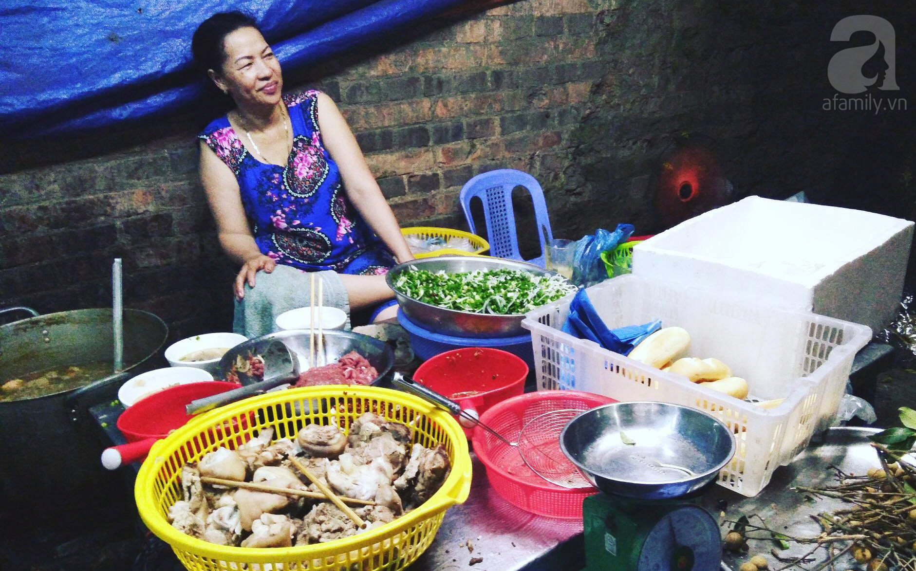 Cố đô và nỗi nhớ thu bé lại trong bát bún bò Huế đêm - Ảnh 3. Cố đô và nỗi nhớ thu bé lại trong bát bún bò Huế đêm - Ảnh 3.