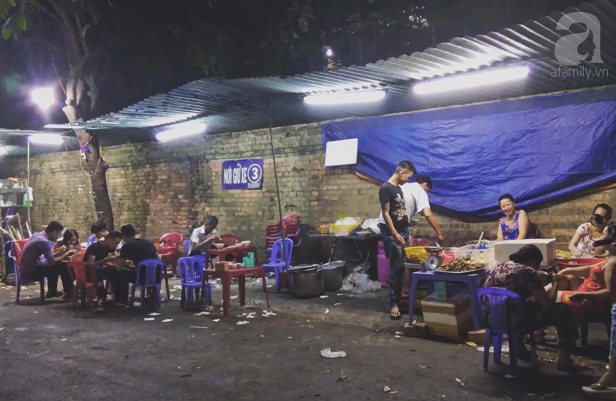 Cố đô và nỗi nhớ thu bé lại trong bát bún bò Huế đêm - Ảnh 4. Cố đô và nỗi nhớ thu bé lại trong bát bún bò Huế đêm - Ảnh 4.