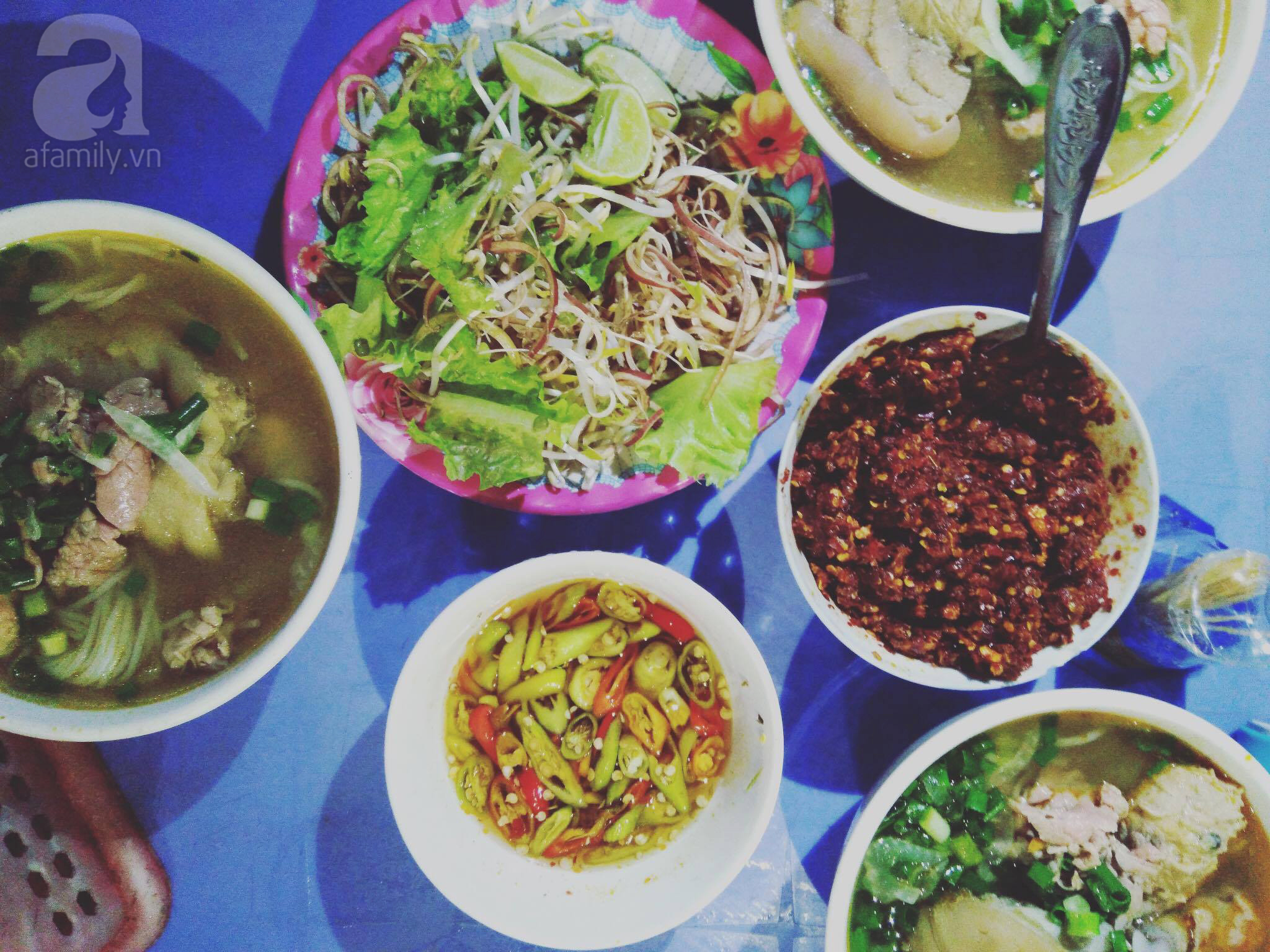 Cố đô và nỗi nhớ thu bé lại trong bát bún bò Huế đêm - Ảnh 6. Cố đô và nỗi nhớ thu bé lại trong bát bún bò Huế đêm - Ảnh 6.