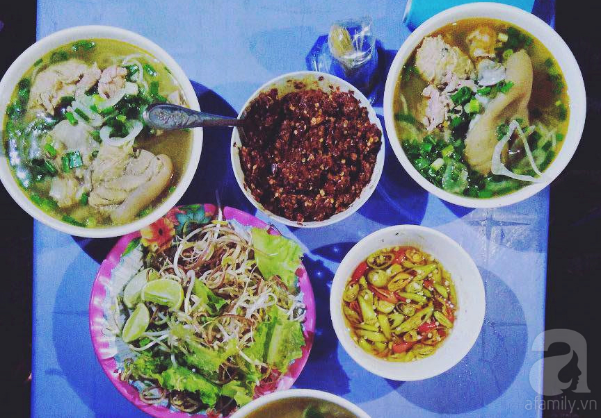 Cố đô và nỗi nhớ thu bé lại trong bát bún bò Huế đêm - Ảnh 5. Cố đô và nỗi nhớ thu bé lại trong bát bún bò Huế đêm - Ảnh 5.