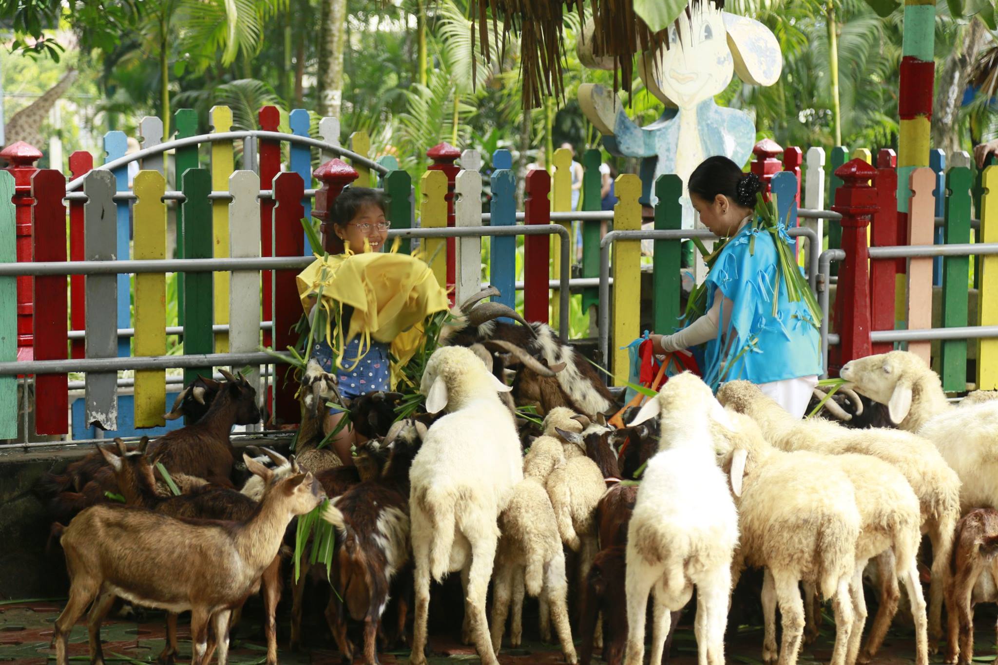 Hai bà cháu nhà Cẩm Ly thi nhau gạt nước mắt vì thử thách đáng sợ nhất trên đời - Ảnh 2. Hai bà cháu nhà Cẩm Ly thi nhau gạt nước mắt vì thử thách đáng sợ nhất trên đời - Ảnh 2.