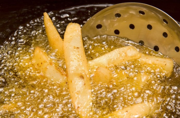 Sợ món chiên ngấm nhiều dầu mỡ thì khi chiên phải cho chừng này dầu vào chảo - Ảnh 1. Sợ món chiên ngấm nhiều dầu mỡ thì khi chiên phải cho chừng này dầu vào chảo - Ảnh 1.