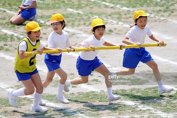 Hai ngôi trường đối lập hoàn toàn mà công chúa, hoàng tử bé của Nhật đang theo học - Ảnh 24.