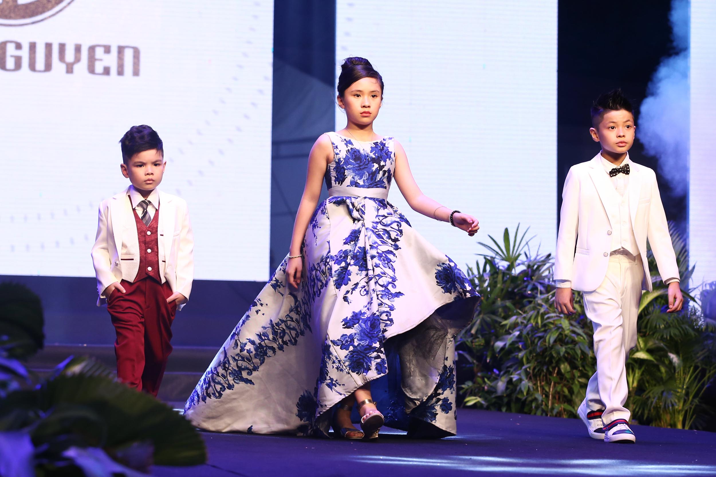 Loạt nhóc tì nhà sao Việt catwalk siêu tự tin cùng bố mẹ trên sàn diễn của Tuần lễ thời trang - Ảnh 17. Loạt nhóc tì nhà sao Việt catwalk siêu tự tin cùng bố mẹ trên sàn diễn của Tuần lễ thời trang - Ảnh 17.