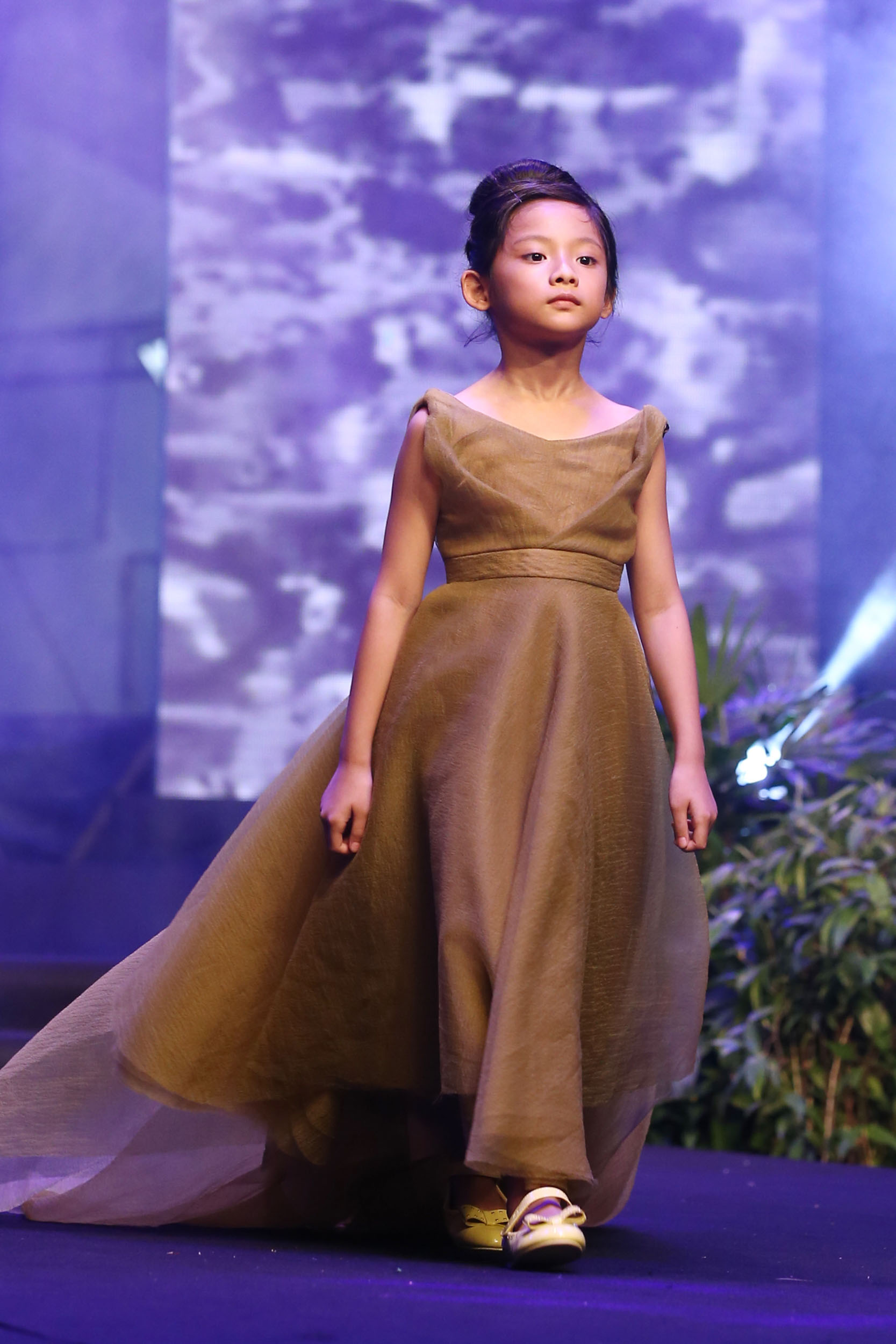 Loạt nhóc tì nhà sao Việt catwalk siêu tự tin cùng bố mẹ trên sàn diễn của Tuần lễ thời trang - Ảnh 19. Loạt nhóc tì nhà sao Việt catwalk siêu tự tin cùng bố mẹ trên sàn diễn của Tuần lễ thời trang - Ảnh 19.