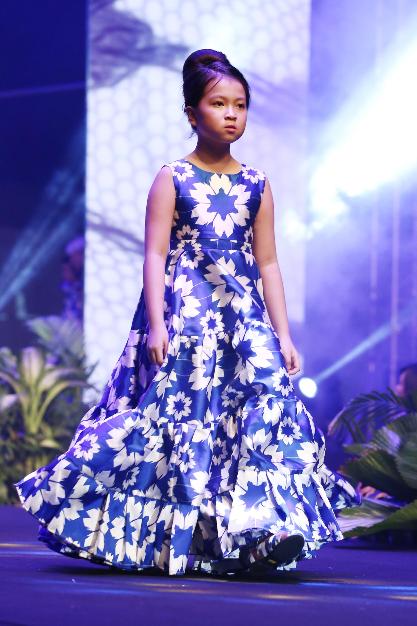 Loạt nhóc tì nhà sao Việt catwalk siêu tự tin cùng bố mẹ trên sàn diễn của Tuần lễ thời trang - Ảnh 20. Loạt nhóc tì nhà sao Việt catwalk siêu tự tin cùng bố mẹ trên sàn diễn của Tuần lễ thời trang - Ảnh 20.