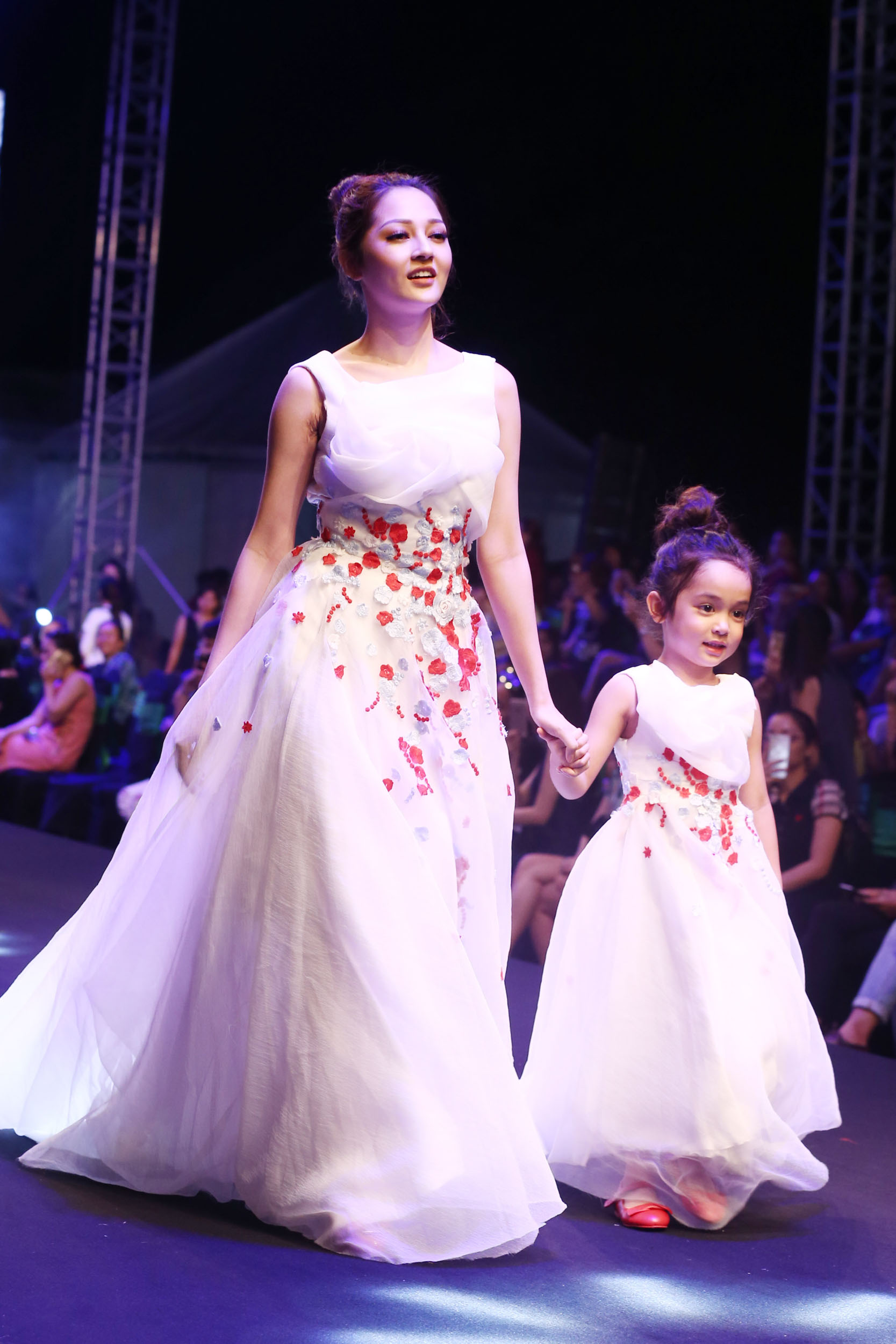 Loạt nhóc tì nhà sao Việt catwalk siêu tự tin cùng bố mẹ trên sàn diễn của Tuần lễ thời trang - Ảnh 29. Loạt nhóc tì nhà sao Việt catwalk siêu tự tin cùng bố mẹ trên sàn diễn của Tuần lễ thời trang - Ảnh 29.