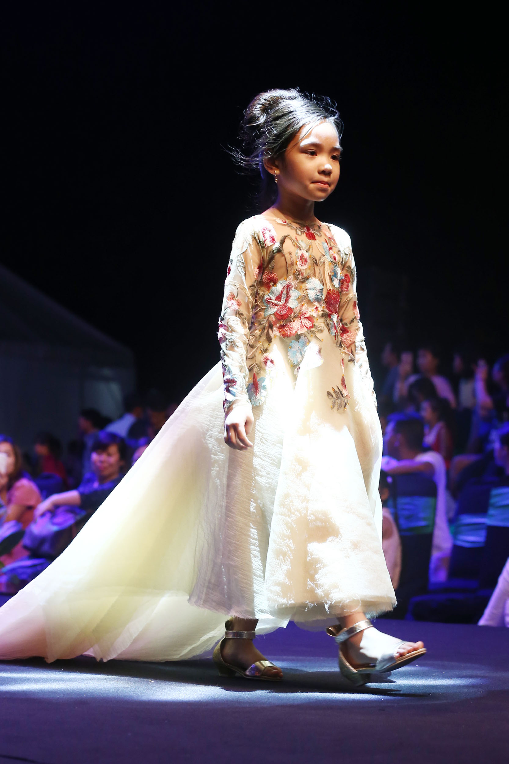 Loạt nhóc tì nhà sao Việt catwalk siêu tự tin cùng bố mẹ trên sàn diễn của Tuần lễ thời trang - Ảnh 23. Loạt nhóc tì nhà sao Việt catwalk siêu tự tin cùng bố mẹ trên sàn diễn của Tuần lễ thời trang - Ảnh 23.